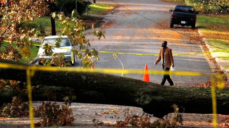 A Falls Church, en Virginia. Le nord-est des Etats-Unis a entamé mercredi un retour aussi progressif que difficile à la normale après le passage de la tempête Sandy qui laisse derrière elle au moins 64 morts, des millions de personnes sans électricité et