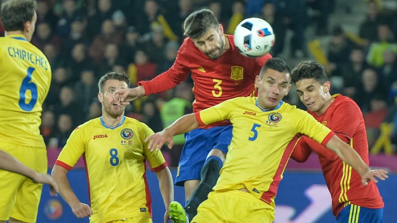Gerard Piqué à la lutte avec Ovidiu Hoban