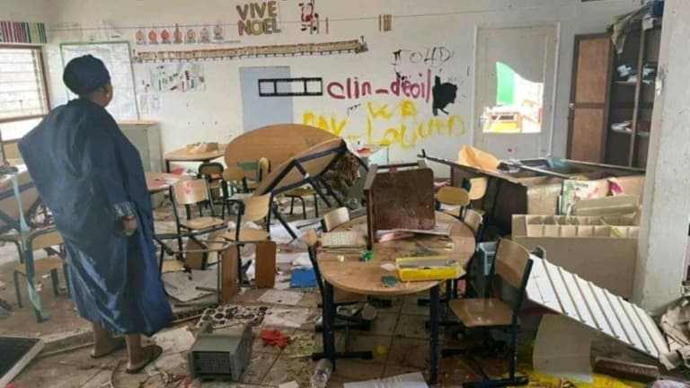 Une salle de classe d'école primaire détruite à Mamoudzou après le passage du cyclone Chido à Mayotte, le 14 décembre 2024.