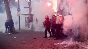 Des policiers antiémeute se replient lors d'une manifestation contre la proposition de loi "sécurité globale",  le 28 novembre 2020 à Paris