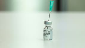 Un flacon du vaccin Pfizer-BioNTech contre le Covid-19, le 19 mai 2021 à Hanau, en Allemagne
