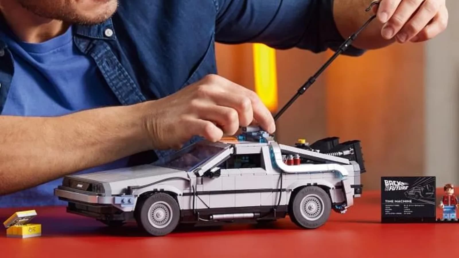 La célèbre voiture Retour vers le Futur LEGO est à prix réduit pour  quelques jours