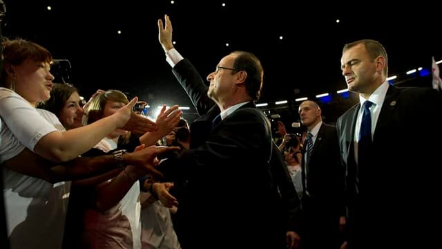 François Hollande en meeting à Lyon, jeudi soir. Le candidat socialiste à la présidentielle a refusé vendredi d'entrer la "surenchère" avec Nicolas Sarkozy, qui l'accuse d'avoir attisé les incidents survenus jeudi à Bayonne au passage du président-candida