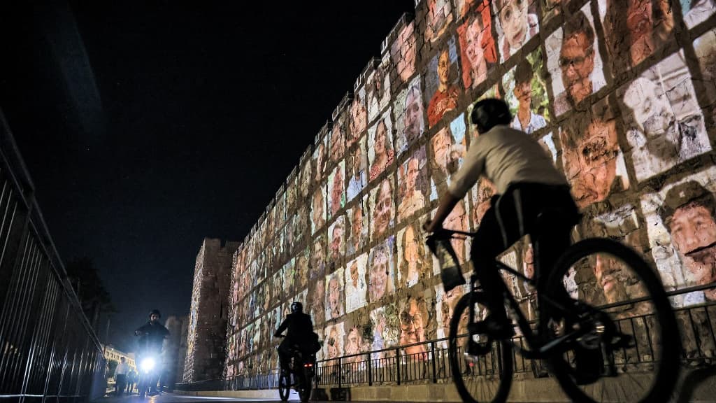 Des photos des victimes du 7 octobre 2023 projetées sur le mur des Lamentations, le 6 novembre 2023 Des photos des victimes du 7 octobre 2023 projetées sur le mur des Lamentations, le 6 novembre 2023