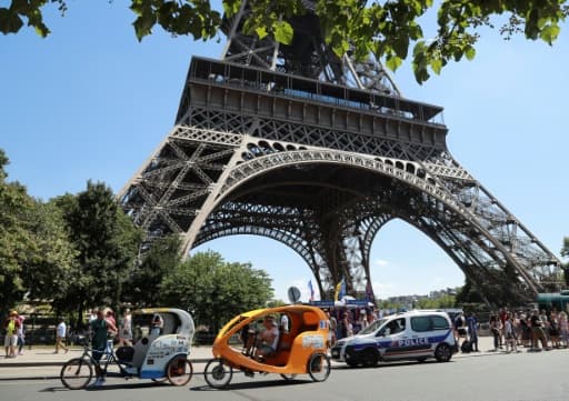 Des vélos-taxis au pied de la Tour Eiffel, le 7 juillet 2017