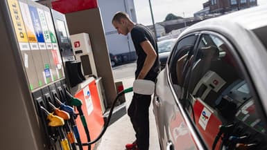 Un automobiliste fait le plein de sa voiture dans une station-service Totalénergies à Faches-Thumesnil près de Lille, dans le nord de la France, le 10 août 2023.