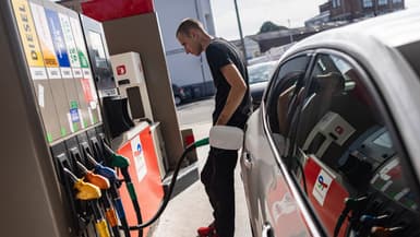 Un automobiliste fait le plein de sa voiture dans une station-service Totalénergies à Faches-Thumesnil près de Lille, dans le nord de la France, le 10 août 2023.