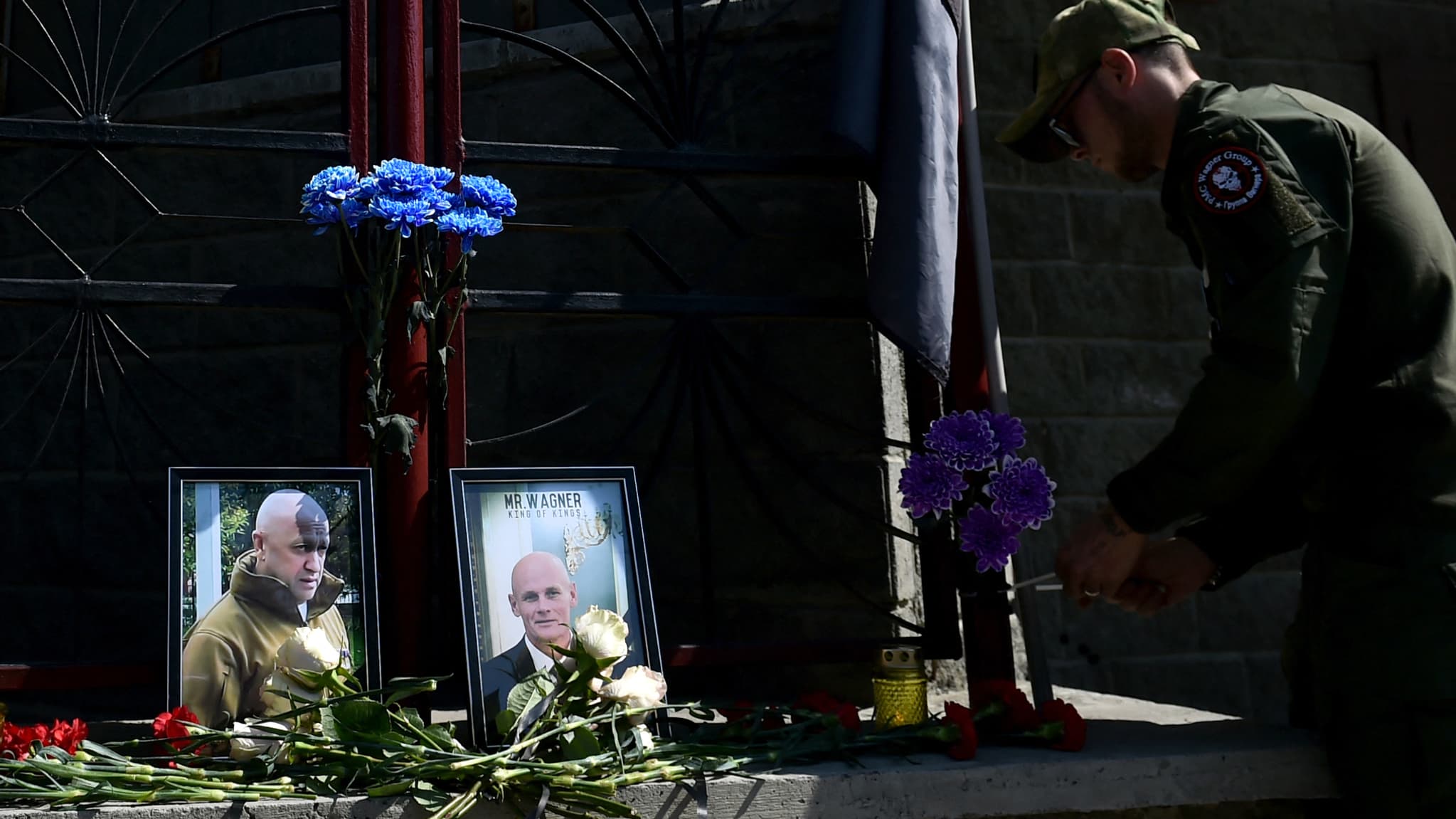 Des fleurs et des bougies ont été déposées devant le QG de Wagner en hommage à Evguéni Prigojine et à Dmitri Outkine, à Saint-Pétersbourg, en Russie, le 24 août 2023
