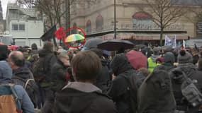 Le parapluie de la femme gilet jaune lors de la manifestation à Paris. 