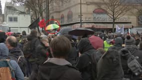 Le parapluie de la femme gilet jaune lors de la manifestation à Paris. 