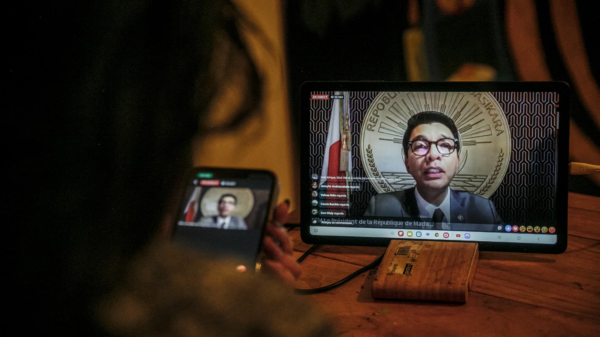 Une habitante d'Antananarivo regarde le discours du président malgache Andry Rajoelina à la nation via la page Facebook officielle de la présidence de Madagascar, depuis son domicile à Antananarivo, le 13 octobre 2025. Une habitante d'Antananarivo regarde le discours du président malgache Andry Rajoelina à la nation via la page Facebook officielle de la présidence de Madagascar, depuis son domicile à Antananarivo, le 13 octobre 2025.