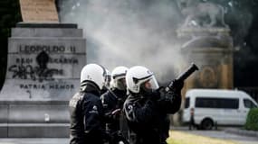 La police anti-émeute protège une statue du roi Léopold II lors d'une manifestation antiraciste le 7 juin 2020 à Bruxelles
