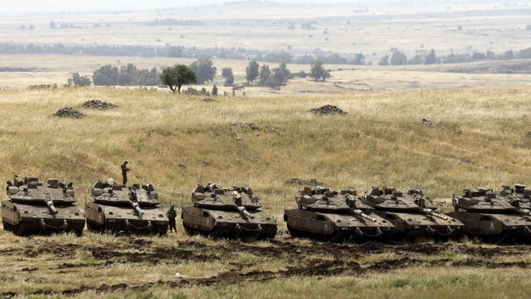 Des chars et des soldats israéliens près de la frontière syrienne dans les hauteurs du Golan le 10 mai 2018
