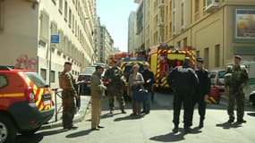 Les forces de l'ordre en intervention à Marseille, mardi 18 avril, après l'interpellation de deux hommes suspectés d'avoir voulu commettre un attentat pendant la présidentielle.