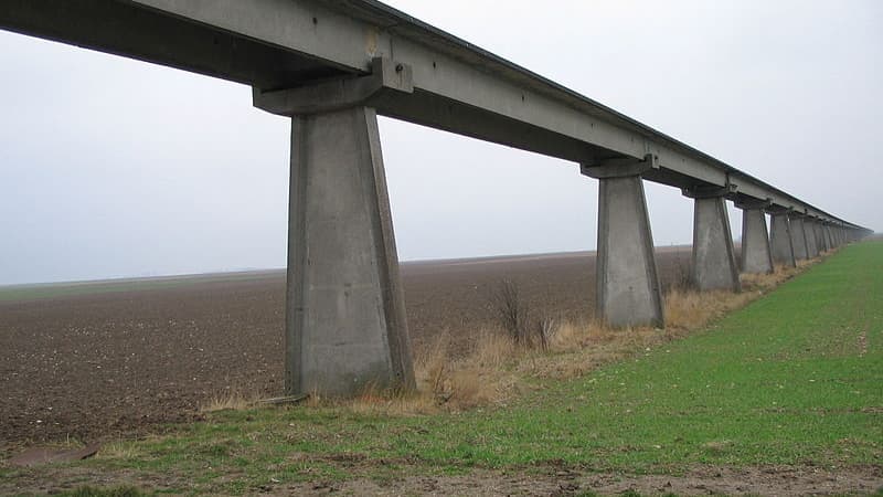 Ce qui reste de la voie d'essai de l'Aérotrain près d'Orléans Ce qui reste de la voie d'essai de l'Aérotrain près d'Orléans