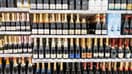 Des bouteilles de champagne vendues dans un supermarché de Poitiers, dans la Vienne, le 19 août 2025 (photo d'illustration).