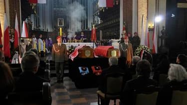 Hommage des Polonais à Lech Kaczynski et son épouse Maria dans la cathédrale de Varsovie. Le couple présidentiel sera inhumé ce dimanche dans une crypte du "Panthéon" du Wawel, la cathédrale de Cracovie, dans le sud du pays, où reposent traditionnellement