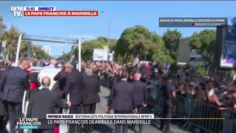 Le pape à Marseille: le pape François déambule sur l'Avenue du Prado à bord de la papamobile
