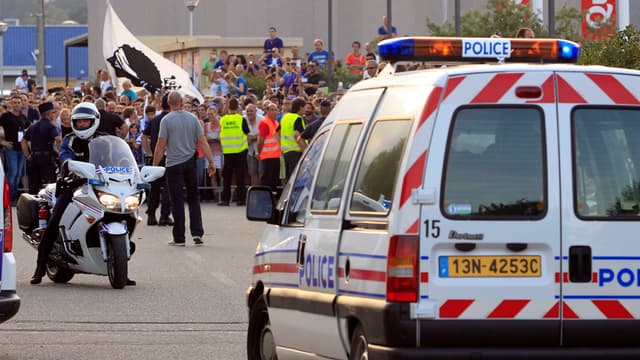 Les affrontements entre la police et les supporteurs ont blessé 44 policiers et gendarmes, le 9 août dernier.