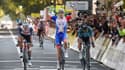 Arnaud Démare lève les bras après sa victoire dans Paris-Tours le 10 octobre 2021