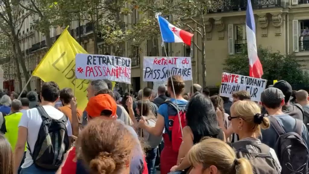 Quelques milliers de manifestants dans les rues de Paris contre le pass ...