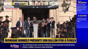 Ousmane Dembélé présente son Ballon d'or à Évreux