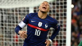 La joie de l'attaquant Kylian Mbappé, auteur d'un quadruplé face au Kazakhstan, lors des éliminatoires de la Coupe du monde 2022 au Qatar, le 13 novembre 2021 au Parc des Princes à Paris
