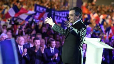 François Fillon, candidat de la droite à la présidentielle, promet d'augmenter "les petites retraites" et de faire baisser le taux de chômage "en dessous de 7%" à l'horizon 2022.