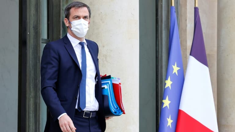 Le ministre français de la Santé Olivier Véran à la sortie de l'Elysée, le 14 avril 2021 à Paris
