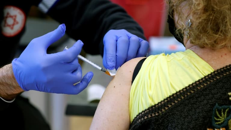 Une femme reçoit une 4e dose de vaccin contre le Covid-19, le 5 janvier 2022 à Netanya, en Israël