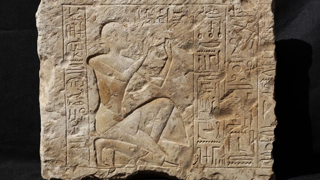 Une plaque gravée de hiéroglyphes, découvertes dans les fouilles du temple de Ramsès II. 