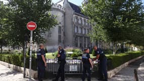 Des policiers postés devant la mairie d'Angoulême.
