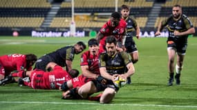 Kevin Gourdon qui inscrit un essai pour La Rochelle, le 17 avril 2021