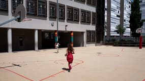 ILLUSTRATION - Des enfants courent dans la cour de récréation de l'école Edouard Herriot à la mi-journée pendant une vague de chaleur à Villeurbanne, près de Lyon, le 27 juin 2019.