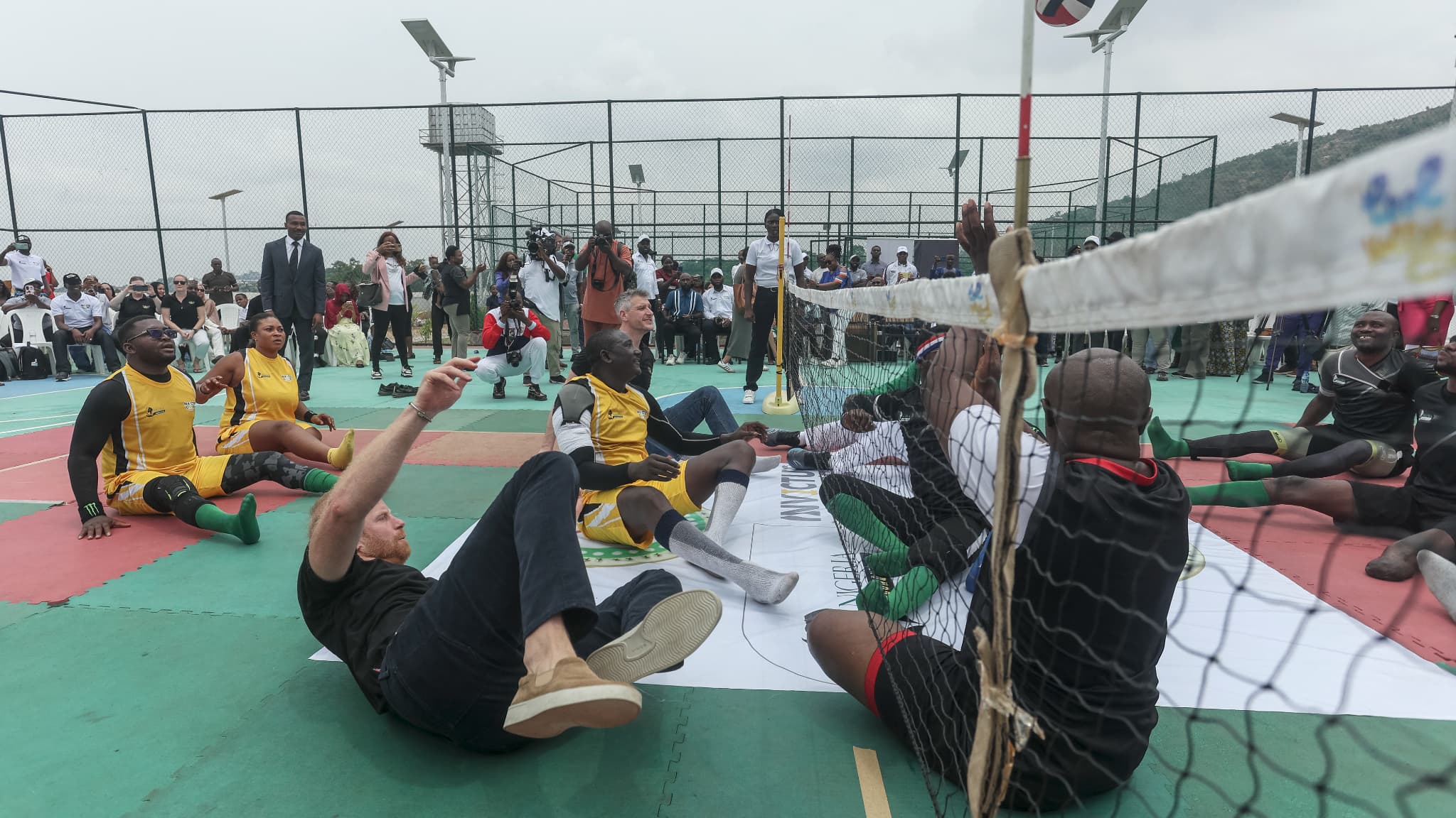 Le prince Harry a participé samedi au Nigeria à un match de volley-ball assis avec des vétérans de l'armée Le prince Harry a participé samedi au Nigeria à un match de volley-ball assis avec des vétérans de l'armée