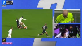 Le VAR a révisé la décision sur le tacle d'Ismaël Doukouré sur Malick Fofana lors du match Lyon-Strasbourg, 26 octobre 2025