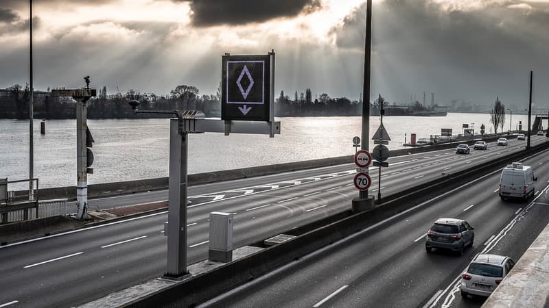 Ce panneau désigne principalement une voie dédiée au covoiturage, ici sur les boulevards urbains de Lyon.