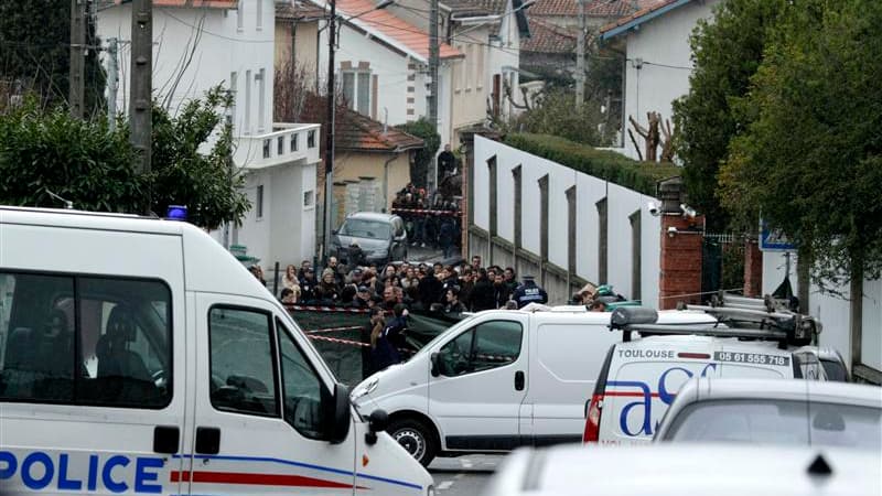Devant l'école juive Ozar Hatorah à Toulouse où un homme a ouvert le feu lundi matin, tuant un professeur et trois enfants, et blessant gravement un adolescent avant de s'enfuir sur un deux-roues. Les enquêteurs ont identifié sur les images de surveillanc