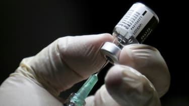 Un soignant s'apprête à administrer le vaccin de Pfizer-BioNTech contre le Covid-19, à l'Institut Michener, à Toronto, au Canada, le 14 décembre 2020