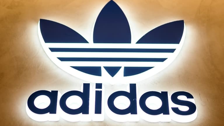 Le logo de l'équipementier sportif allemand Adidas, le 8 février 2021 à Tokyo