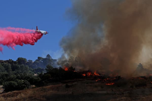 Un avion de pompiers largue du retardateur de feu à Oroville, Californie, aux États-Unis, le 3 juillet 2024.