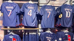 Les maillots de Kylian Mbappé, Manuel Ugarte et Neymar à la boutique du PSG au Parc des Princes, le 7 août 2023