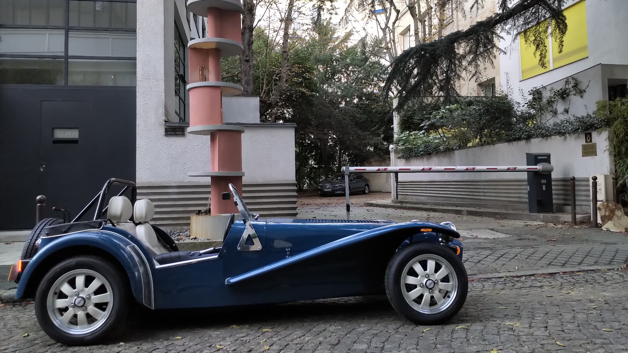 Cette Caterham Super Seven 600 ne pèse que 440 kilos, suivant le principe Light is Right.