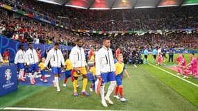 Kylian Mbappé, Mike Maignan et les Bleus rentrent sur le terrain pour disputer le quart de finale de l'Euro 2024 face au portugal