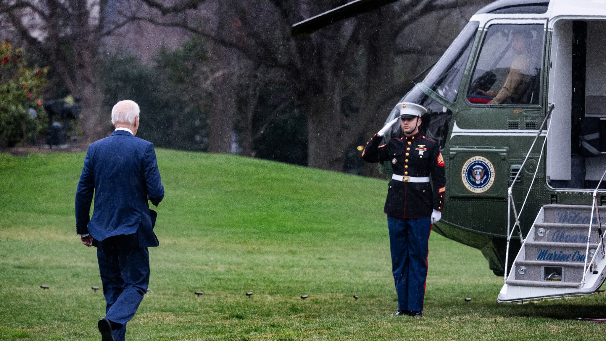 Le président américain Joe Biden quitte la Maison Blanche à Washington, DC, pour se rendre au centre médical Walter Reed pour sa visite médicale annuelle, le 28 février 2024.