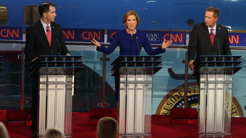 Carly Fiorina, entourée de ses rivaux Scott Walker, et John Kasich, mercredi 16 septembre, lors du deuxième débat des candidats républicains, sur CNN.