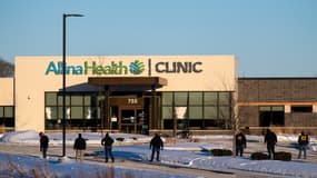 Des agents des forces de l'ordre de l'ATF ont tapissé la zone à l'extérieur de la clinique de santé Allina Health, le 9 février 2021 à Buffalo, Minnesota. 