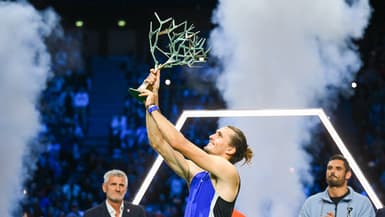 Zverev, avec le trophée du Masters 1000 de Paris, après sa victoire en deux sets sur Humbert, le 3 novembre 2024.