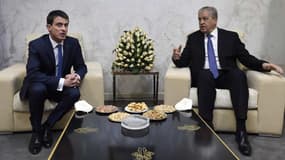 Le Premier ministre français Manuel Valls entendait dimanche privilégier la "relation stratégique" entre Paris et Alger à l'occasion d'une visite en Algérie boycottée par des médias français.