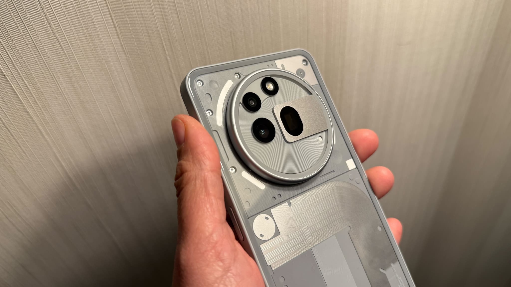 Le Nothing Phone (3a) Pro et son imposant module photo au dos